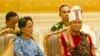 အဂတိမှုလိုက်စားမှုနဲ့တရားစွဲခံထားရသူ NLD အစိုးရလက်ထက် နိုင်ငံတော်အတိုင်ပင်ခံ ဒေါ်အောင်ဆန်းစုကြည်နဲ့ စွဲချက်တွေမမှန်ကြောင်း သက်သေထွက်ဆိုခဲ့သူ ဒုသမ္မတ ဦးဟင်နရီဗန်ထီးယူတို့ကို ၂၀၁၆ သမ္မတအိမ်တော်မှာ တွေ့ရစဉ်။ (မတ်လ ၃၀၊ ၂၀၁၆)