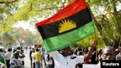  Un partisan du leader du peuple indigène de Biafra (IPOB) Nnamdi Kanu tient un drapeau Biafra lors d'un rassemblement de soutient de Kanu à Abuja, Nigeria, 1er décembre 2015
