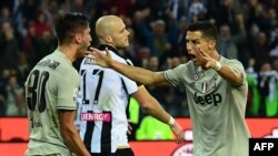 L'attaquant portugais de la Juventus Cristiano Ronaldo (à droite) se congratule avec son coéquipier uruguayen Rodrigo Bentancur (à gauche) après le premier but de leur équipe lors du match de football de Série A italienne contre Udinese Calcio au stade D