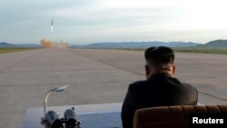 Le leader nord-coréen Kim Jong Un surveille le lancement d'un missile Hwasong-12 dans cette photo non datée publiée par l'Agence coréenne de presse de Corée du Nord (KCNA) le 16 septembre 2017