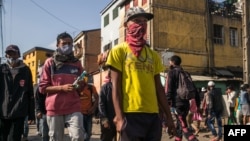 Des gens se promènent dans les rues du district d'Isotry à Madagascar, la capitale Antananarivo, le 16 mai 2020.
