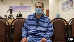 Jamshid Sharmahd, pembangkang politik Jerman keturunan Iran, saat menghadiri persidangan di Teheran (foto: dok). 