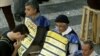 Un hombre desempleado que busca trabajo entre hombres que usan pancartas que muestran ofertas de empleo, en el centro de Sao Paulo, 23 de julio de 2003.