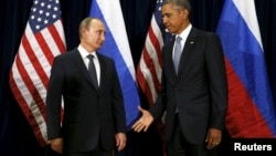Le président des États-Unis, Barack Obama, tend la main à son homologue russe Vladimir Putin lors d'une rencontre au siège des Nations unies à New York, le 28 septembre 2015.