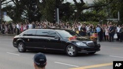 La limousine de Kim Jong Un arrive à l'Istana, le palais présidentiel, à Singapour, le 10 juin 2018, pour rencontrer le Premier ministre de Singapour, Lee Hsien Loong, avant le sommet entre le leader américain Donald Trump et le dirigeant nord-coréen Kim Jong Un. 