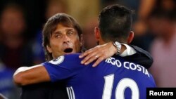 Antonio Conte, l'entraîneur de Chelsea, célèbre une victoire avec Diego Costa, Angleterre, le 15 août 2016.