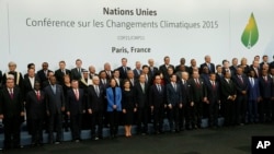 Les dirigeants du monde posent pour une photo de groupe à la COP21 , la Conférence des Nations Unies sur les changements climatiques , au Bourget , en dehors de Paris , le lundi 30 novembre 2015. ( Ian Langsdon , Piscine via AP )
