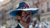 Un músico callejero boliviano usa una mascarilla fabricada por mujeres de ese país en medio de la pandemia que ya ha llevado a los hospitales a su límite de capacidad.