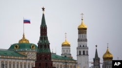 Une vue sur le Kremlin à Paris quelques minutes de l'allocution de Vladimir Poutine sur la Crimée. 