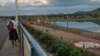 ARCHIVES - Une écolière marche le long du fleuve Congo, le 20 avril 2018.