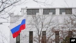 Bendera Rusia berkibar di luar Kedutaan Besar Rusia di Washington, Kamis, 24 Februari 2022. (Foto: AP/Patrick Semansky)