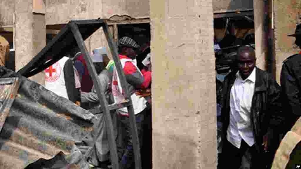 Des personnes inspectent des magasins endommagés par l&#39;explosion d&#39;une bombe lundi sur un marché de Bauchi, au Nigeria. 