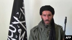 L'ancien membre de AQMI Mokhtar Belmokhtar parle pour une vidéo. 