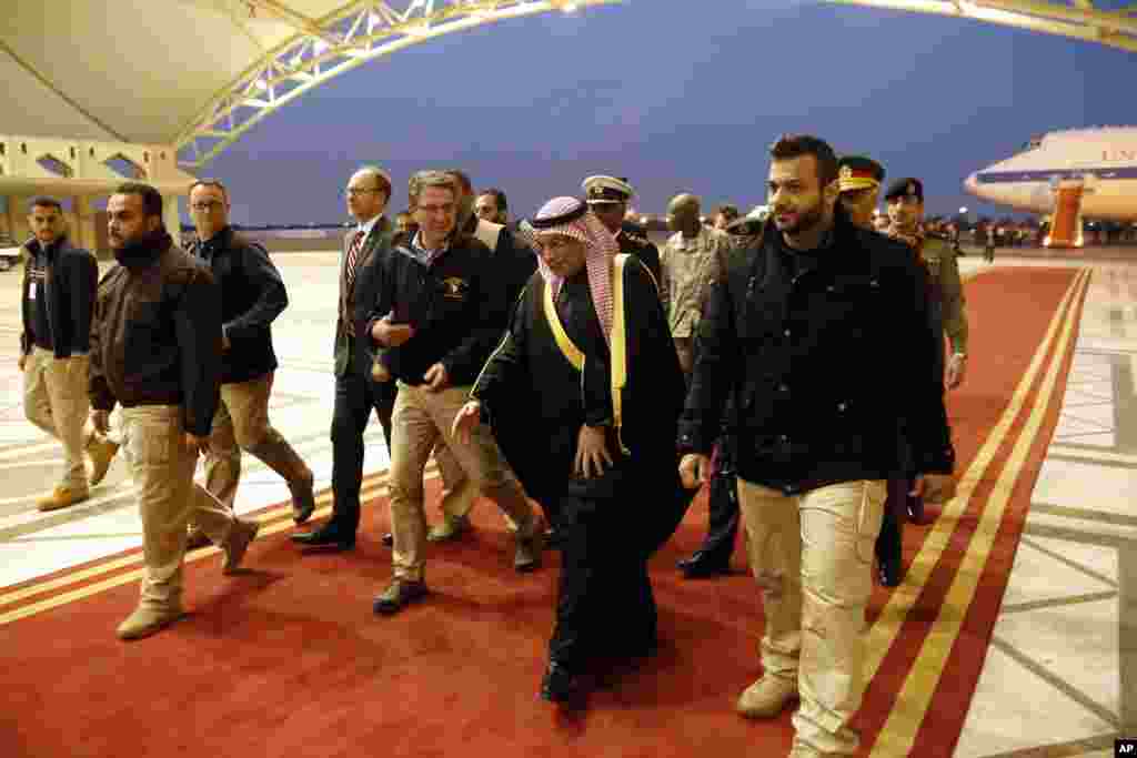 Le Secrétaire américain à la Défense Ashton Carter est accueilli par le ministre de la Défense koweïtien Cheikh Khalid al-Jarrah al-Sabah à son arrivée à l'aéroport international de Koweït City, Koweït, le 22 février 2015.