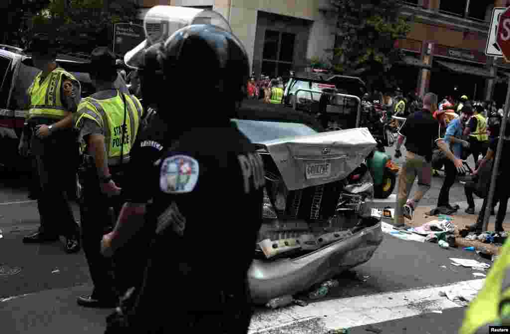 Les premiers secours se déploient autour d&rsquo;un véhicule qui a foncé sur un groupe de manifestants opposés aux partisans de l&rsquo;extrême droite lors d&rsquo;un rassemblement à Charlottesville, Virginia, 11 août 2017. Une personne décèdera suite à cette attaque.
