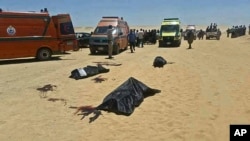 Les corps de victimes de la fusillade d’un bus transportant des chrétiens, couchés à même le sol à Minya, Egypte, 26 mai 2017. 