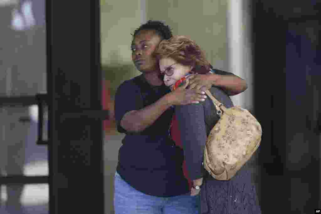 Deux femmes se tiennent ensemble au centre communautaire où des membres de famille viennent chercher des nouvelles de leurs proches rescapés après la &nbsp;fusillade qui a fait 14 morts et 21 blessés dans un centre communautaire à San Bernardino, en Californie, 2 décembre 2015.&nbsp; 
