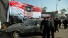 Des officiers de police égyptiens inspectent une voiture, au Caire, le 25 janvier 2014. 