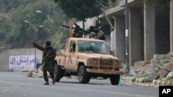 Des combattants tribaux prennent des positions lors des combats avec les rebelles chiites appelés Houthis, dans la périphérie de Taëz, au Yémen, le 16 décembre 2015.