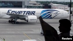 Un avion de la compagnie aérienne Egyptair à l'aéroport de Londres le 20 mai 2016.