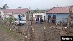 Policia no local dos ataques em Lusikisiki