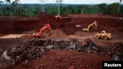 Une mine de manganèse, exploitée par une entreprise chinoise, à Lauzoua, à 180 km d'Abidjan, en Côte d'Ivoire, janvier 10 2014. REUTERS/Thierry Gouegnon
New Chinese investments in Ivory Coast's Lauzoua manganese mine re-opened the operation to quadruple production of the ore used to manufacture steel.