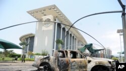 Des voitures ont été brulées à l’extérieur d'un bâtiment du gouvernement à la suite des manifestations post-électorales à Libreville, au Gabon, 1er septembre 2016. 