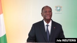 Le président ivoirien Alassane Ouattara prononce un discours à la nation lors de la fête nationale du pays à Abidjan, Côte d'Ivoire le 6 août 2020. Service de presse de la présidence / Document via REUTERS ATTENTION AUX RÉDACTEURS - CETTE IMAGE A ÉTÉ FOURNIE PAR UN TIERS. PAS DE 