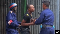 Un manifestant arrêté lors des événements du 19 janvier 2015.
