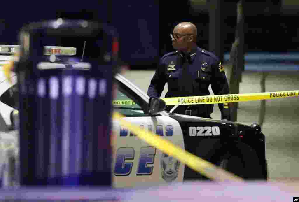 Le chef de la police de Dallas David Brown repart du centre médical de l&rsquo;université de Baylor après avoir rendu visite aux policiers touchés par balles à Dallas, 8 juillet 2016. Des snipers ont ouvert le feu sur des policiers jeudi soir au cœur de Dallas, tuant quelques-uns des officiers. (AP Photo / Tony Gutierrez)