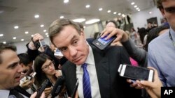 美國參議院情報委員會副主席華納在國會接受記者提問