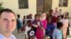 Nesta imagem, os missionários norte-americanos Davy e Natalie Lloyd, que foram mortos no Haiti em 23 de maio de 2024, posando com crianças haitianas
