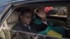Le chef de l'opposition camerounaise Maurice Kamto est assis à l'arrière d'une voiture alors le 5 octobre 2019, jour de sa sortie de prison de Yaoundé.