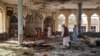 Orang-orang memeriksa bagian dalam masjid setelah pemboman di Provinsi Kunduz, Afghanistan utara, pada 8 Oktober 2021. (Foto: AP)