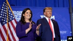 Elise Stefanik, representante por Nova Iorque, e Donald Trump, Presidente eleito, Concord, Carolina do Norte, 19 janeiro 2024.