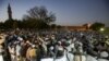 Les partisans de Sadiq al-Mahdi, ancien Premier ministre soudanais et chef du parti de l'opposition Umma, se sont rassemblés devant une mosquée située dans la mosquée d'Omdurman, la ville jumelle de la capitale, Khartoum, le 19 décembre 2018.