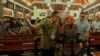 Wali Kota Surabaya Tri Rismaharini saat mengunjungi sejumlah gereja di Surabaya saat perayaan malam Natal, 25 Desember 2019. (Foto: VOA/ Petrus Riski).