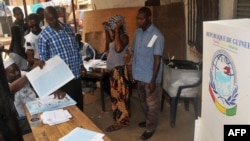 Des membres de la Commission électorale nationale indépendante à Conakry, en Guinée, le 4 février 2018.