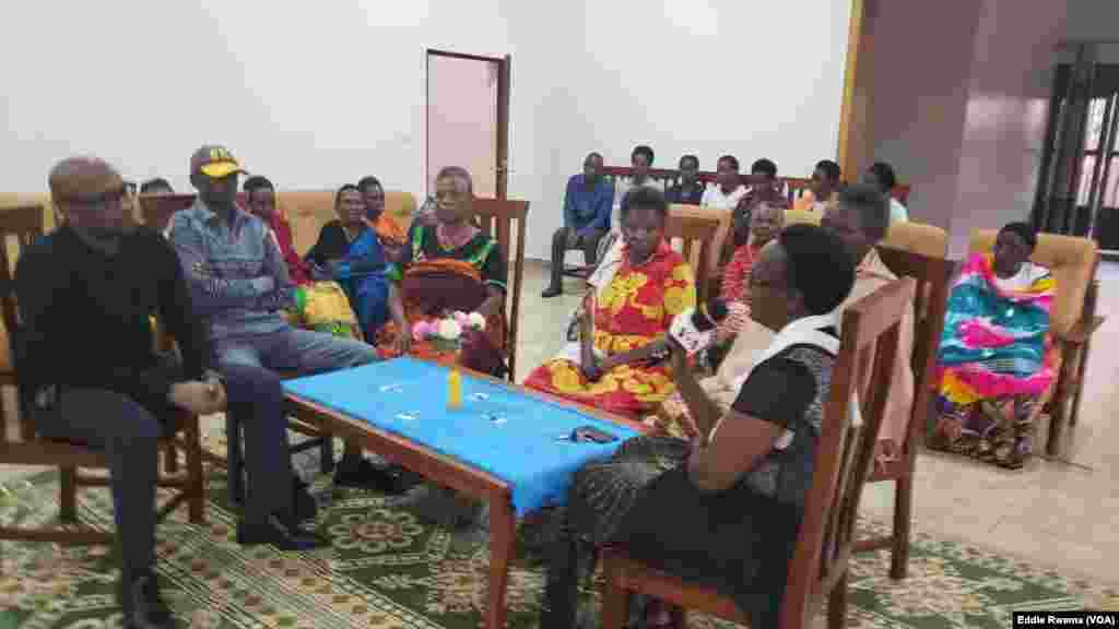 Bamwe mu babyeyi bagizwe incike na jenoside batuye mu nzu yabagenewe iri mu karere ka Bugesera mu ntara y'uburasirazuba bw'u Rwanda mu kiganiro n'umunyamakuru w'Ijwi ry'Amerika Eddie Rwema