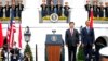 在白宫欢迎习近平的仪式上演奏两国国歌的时候，美国总统奥巴马和中国国家主席习近平立正聆听（2015年9月25日）