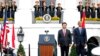 Tổng thống Mỹ Barack Obama (phải) và Chủ tịch TQ Tập Cận Bình chào cờ trong buổi tiếp đón ông Tập đến Mỹ ngày 25/9/2015.