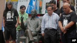 香港民主活動人士12號在劉曉波銅像揭幕儀式上默哀