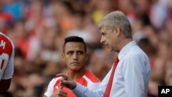  Arsene Wenger, à droite, donnant des instructions à Alexis Sanchez lors d'un match entre Arsenal et Benfica à l'Emirates Stadium