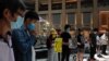 香港民主派抗議者在中國人大通過港版國安法後舉行一分鐘默哀。（2020年6月30日）