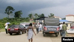 Des gens en train de traverser la frontière équatoriale Guinée à pied le 23 mai 2015. (Photo: Sylvain Andzongo/Reuters)