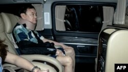 Mantan perdana menteri Thailand Thaksin Shinawatra setelah dia keluar dari rumah sakit kepolisian di Bangkok pada 18 Februari 2024. (Foto: AFP)