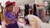 La diseñadora Ruth Bonifacio ofrece accesorios únicos para todos los gustos, en la imagen una empleada muestra un collar disponible. [Foto Fabiola Chambi/VOA]