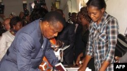  Denis Sassou Nguessou dans un bureau de vote à Brazzaville lors du référendum, le 25 octobre, 2015.