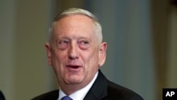 Jim Mattis, le secrétaire de la Défense, s'entretient avec le ministre libyen au Pentagone, le 30 novembre 2017.