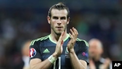Le Gallois Gareth Bale salue ces fans lors de l'Euro 2016 au stade de Decines-Charpieu, près de Lyon, en France, le 6 juillet 2017. 